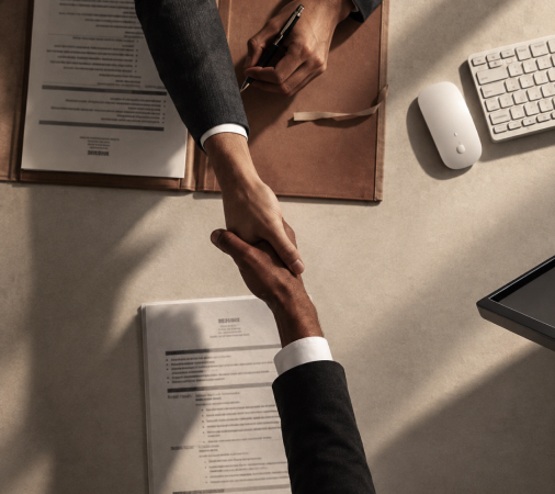 Profissional trabalhando em documentos contábeis